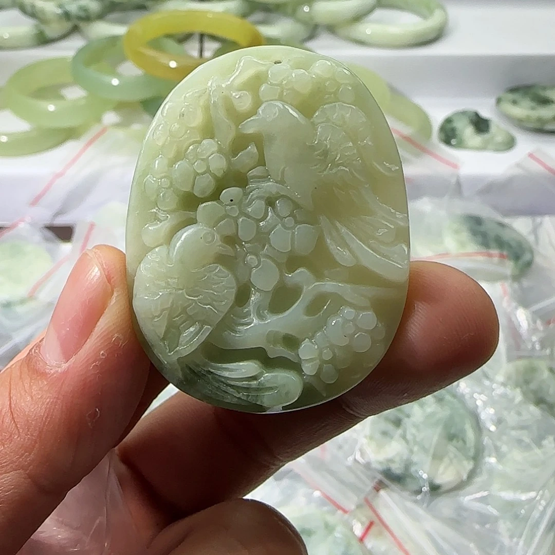 透闪石-蛇纹石玉未镶嵌颈饰