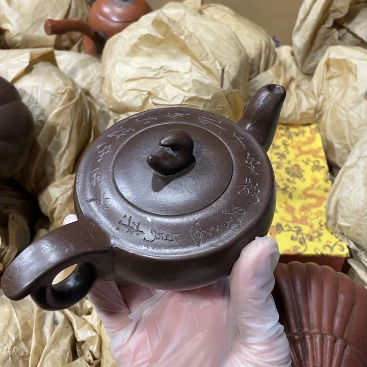 茶壶紫砂原矿泥料手工制作的一把紫砂壶。