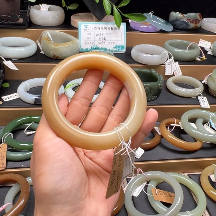 妍***妮未镶嵌手镯和田玉