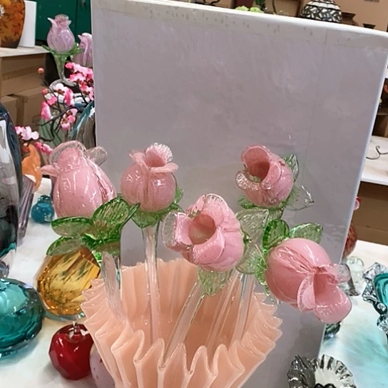 琉璃花瓶高45厘米宽9厘米。