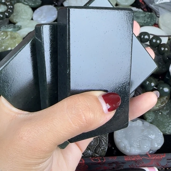 霞***姐和田玉未镶嵌颈饰