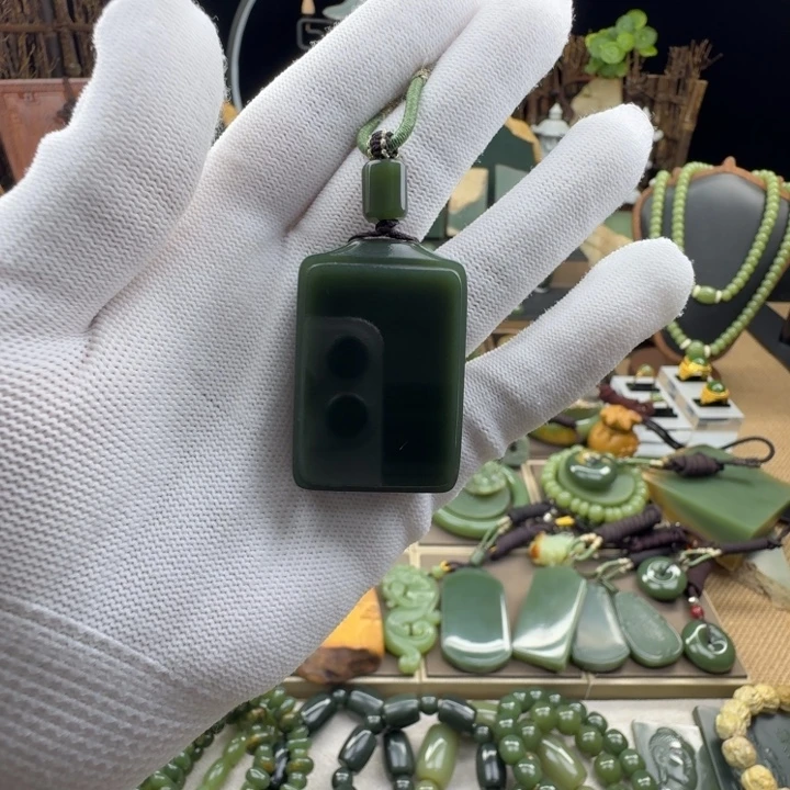 用***7颈饰未镶嵌岫岩老玉（透闪石质玉）