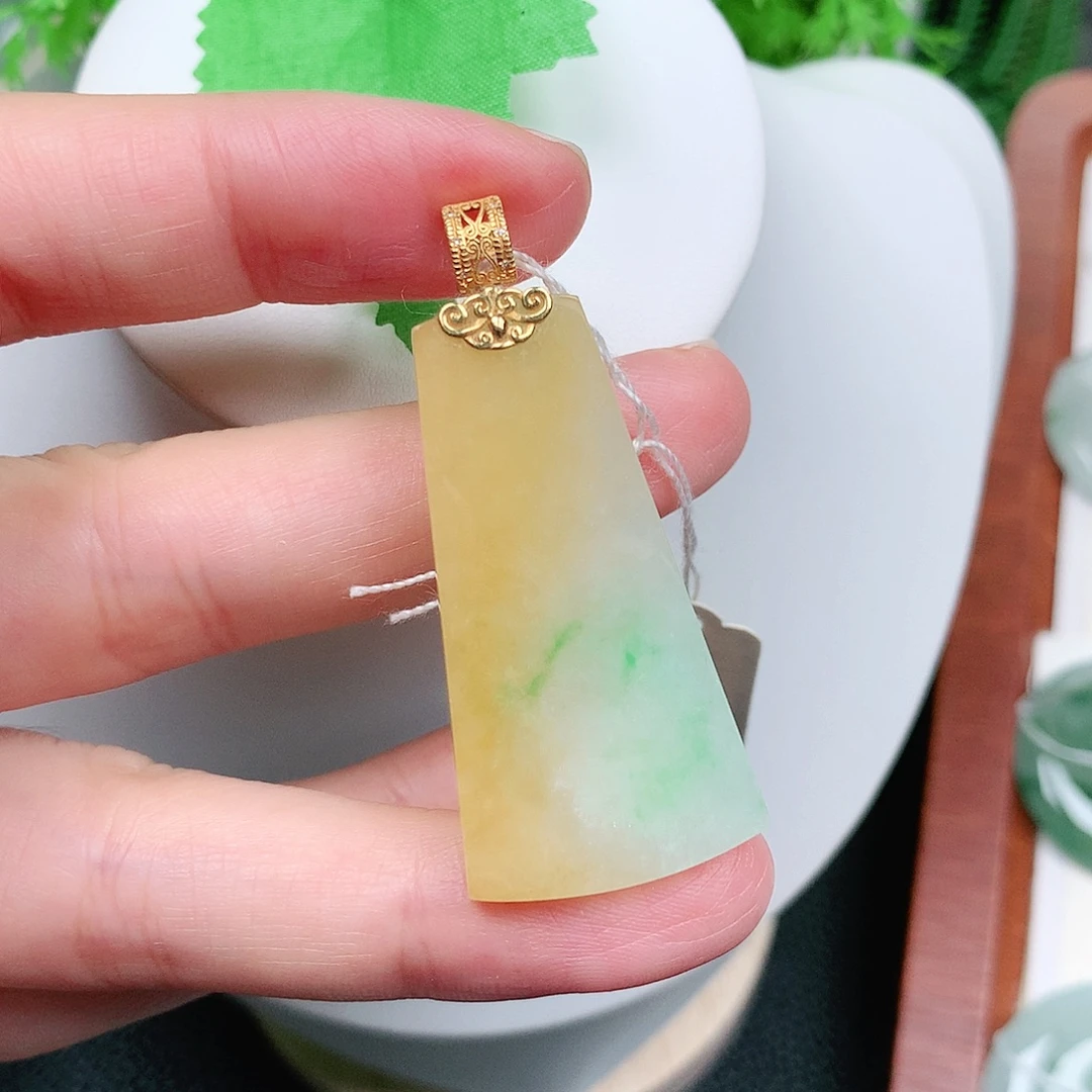 翡翠18K金镶嵌颈饰平安