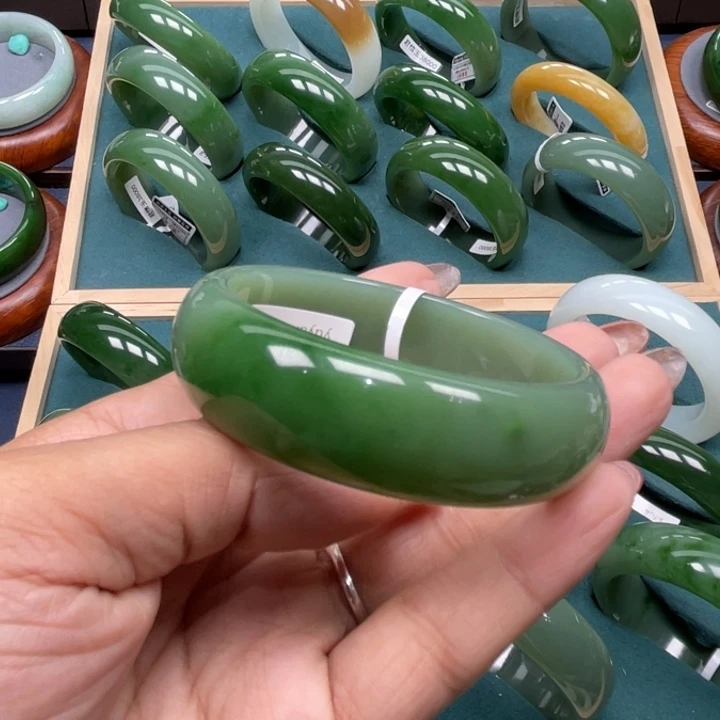 邹***姐未镶嵌手镯和田玉（碧玉）