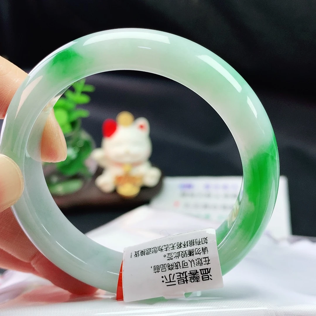 翡翠手镯未镶嵌54圈