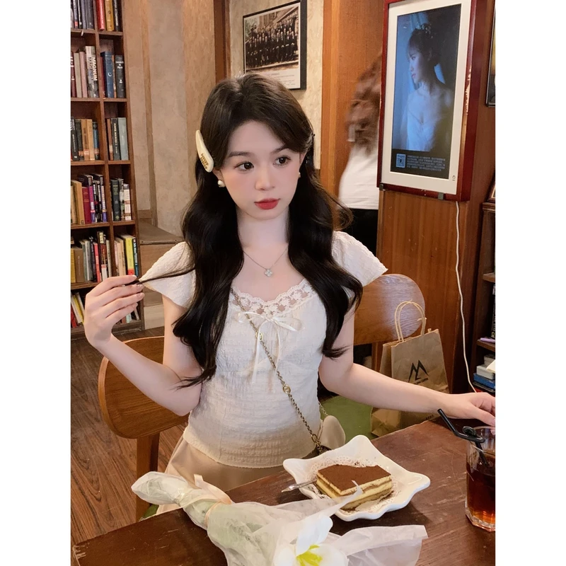 小奶盖 法式纯欲感拼接蕾丝花边小飞袖方领上衣