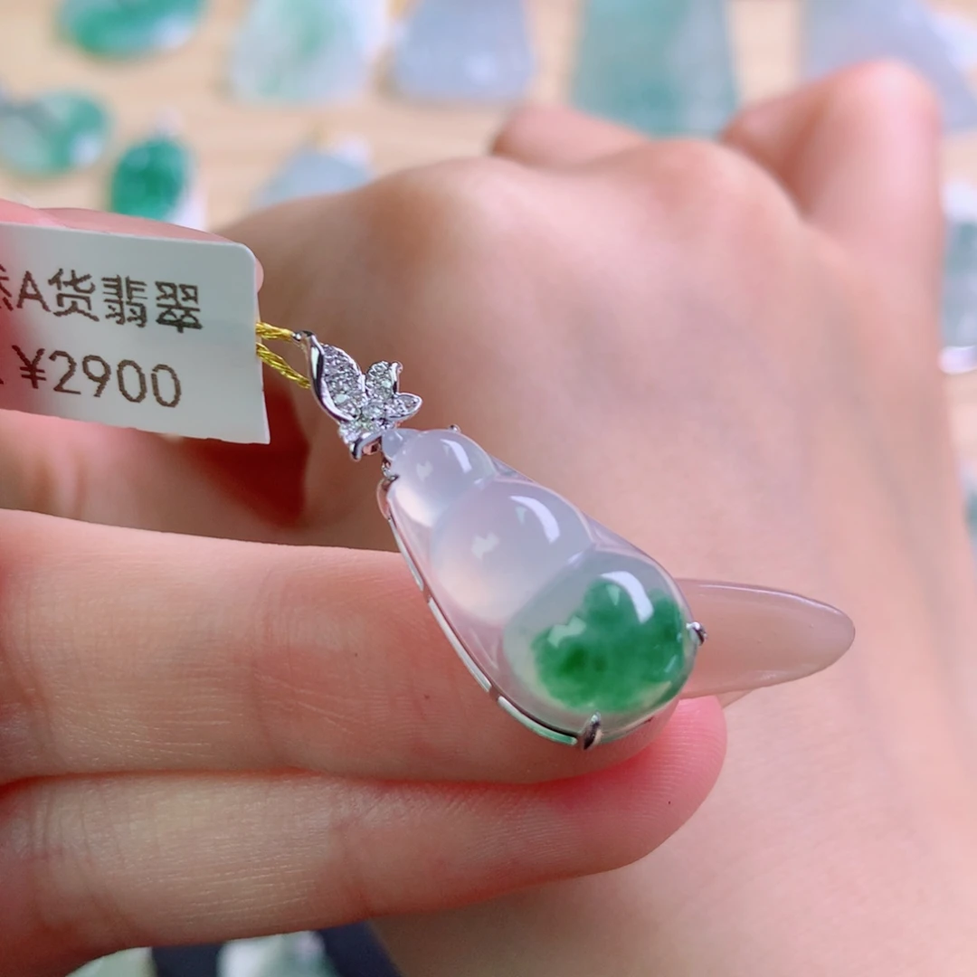 翡翠18K金镶嵌颈饰吊坠