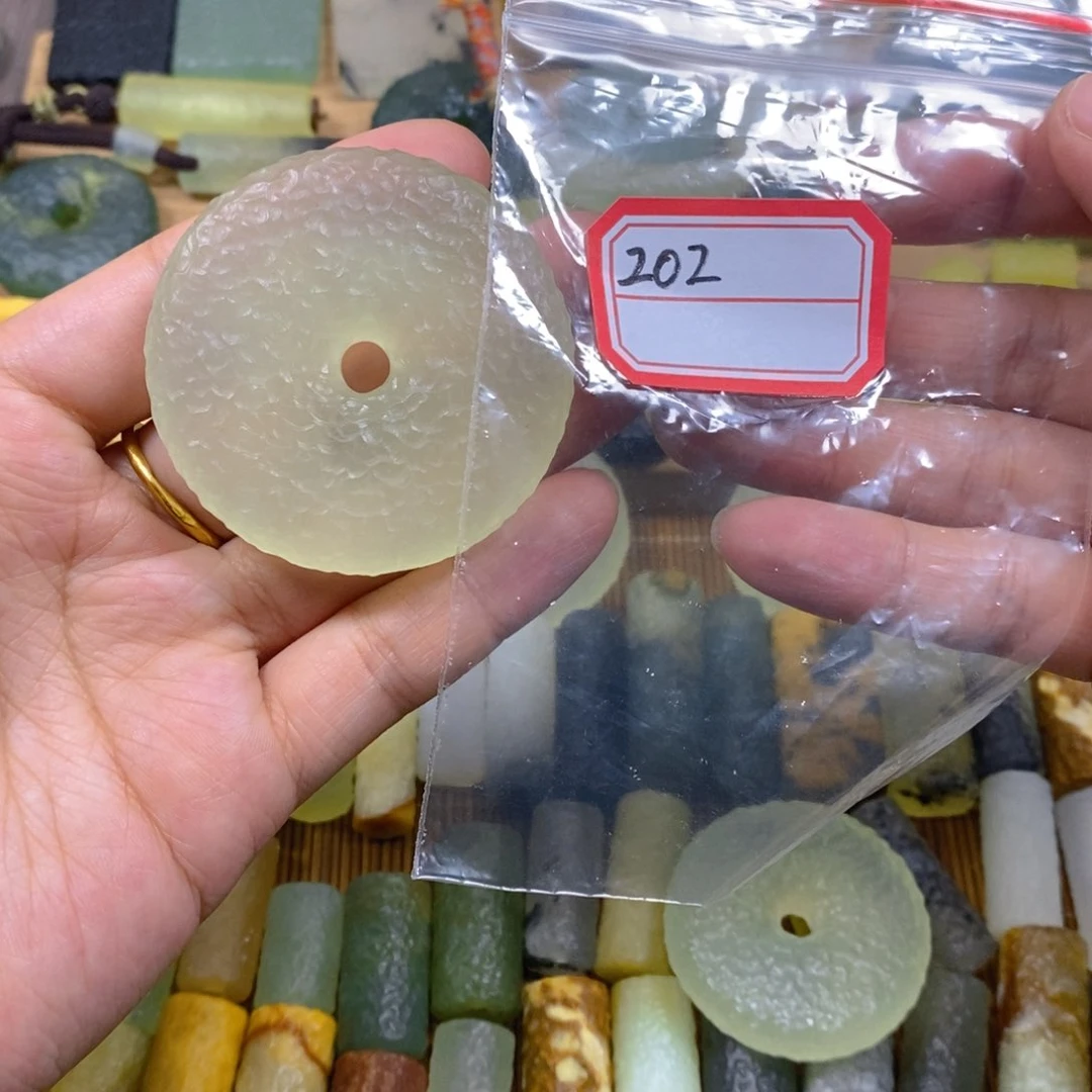 蛇纹石玉未镶嵌颈饰微***宙