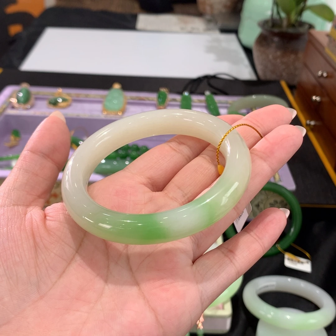 和田玉未镶嵌手镯