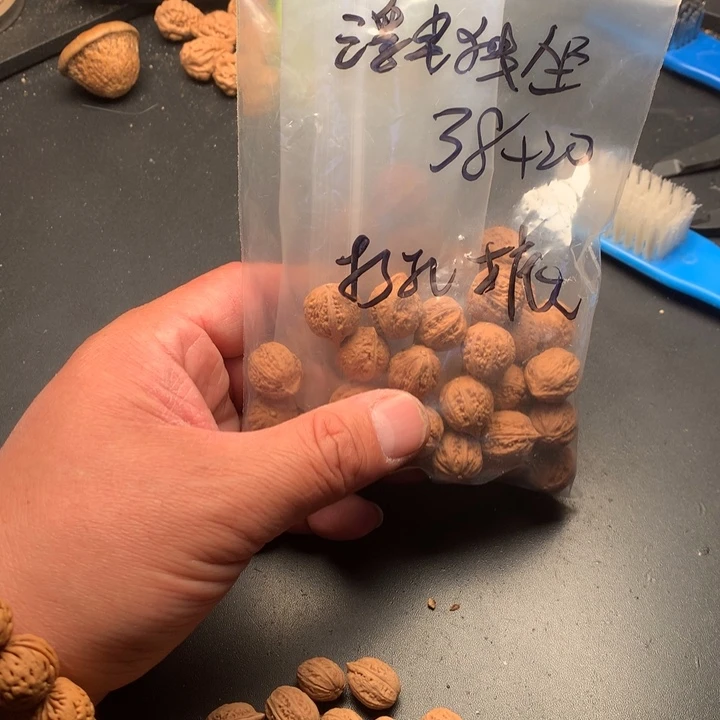 文玩核桃吊坠浮**坐野生精品小蓝核桃散籽