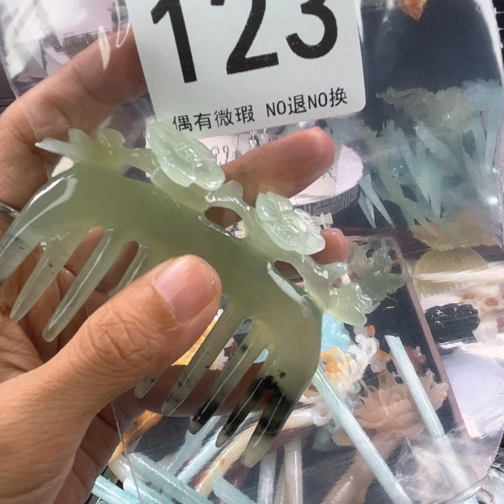 未镶嵌岫玉颈饰孟*