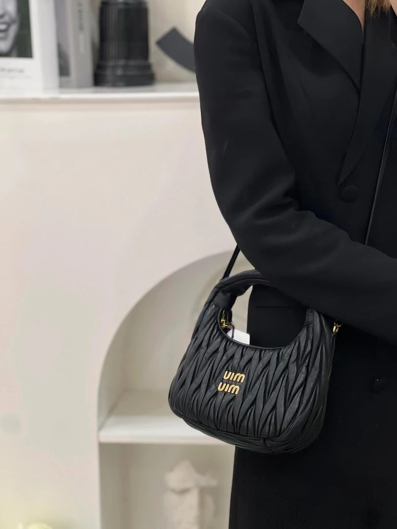 99新 MIU MIU/缪缪 miumiu wander hobo腋下小号黑色包/优品