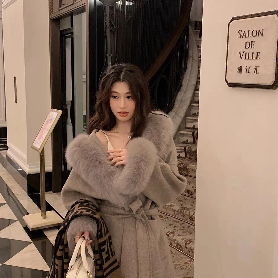 安梦忆沪上千金毛毛领连帽设计感大衣外套女款2025新款冬8217娇