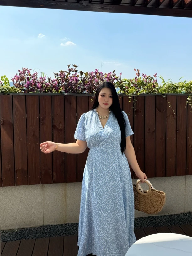 大码女装韩系v领碎花连衣裙女宽松短袖收腰度假风长裙