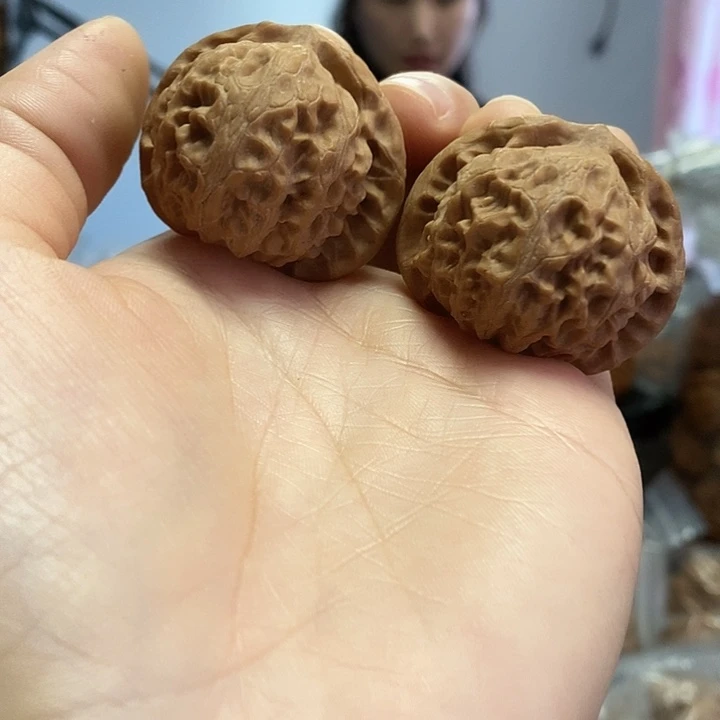 文玩核桃把件38宫灯红皮水尖浮黄