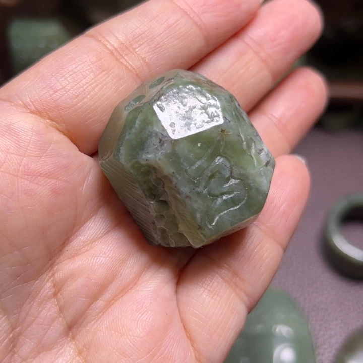 颈饰未镶嵌岫岩河磨玉（透闪石质玉）