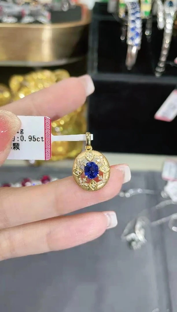 18K金镶嵌蓝宝石吊坠 约0.95ct