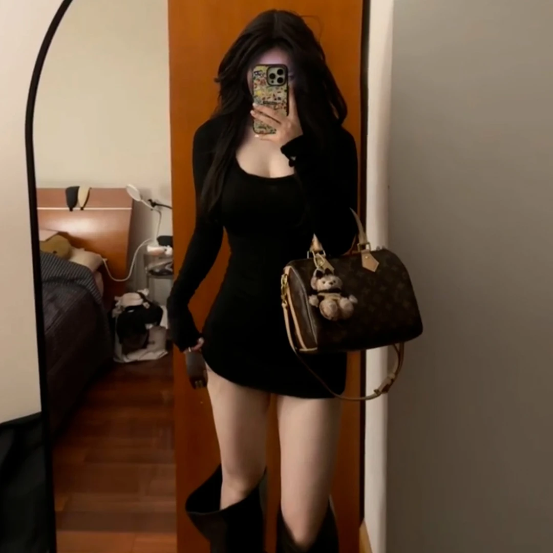 纯欲辣妹黑色长袖连衣裙子女秋冬季2026新款巨好看的收腰内搭短裙