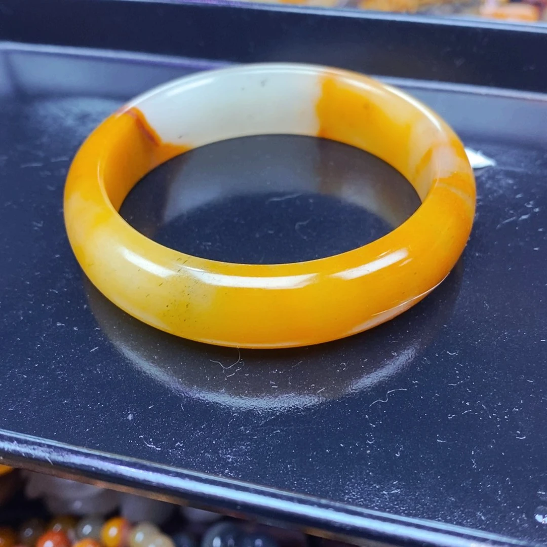 未镶嵌石英质玉（黄龙玉）颈饰