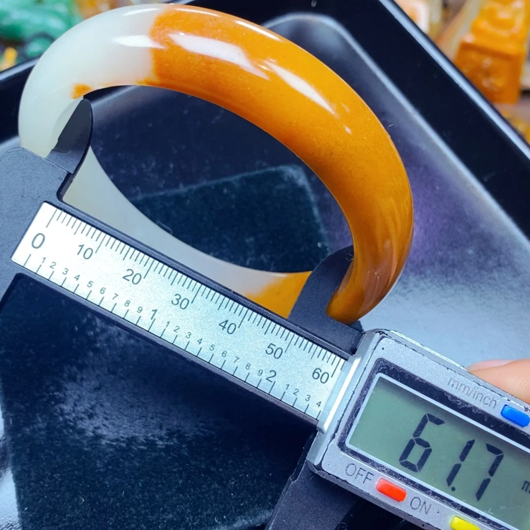 未镶嵌石英质玉（黄龙玉）颈饰
