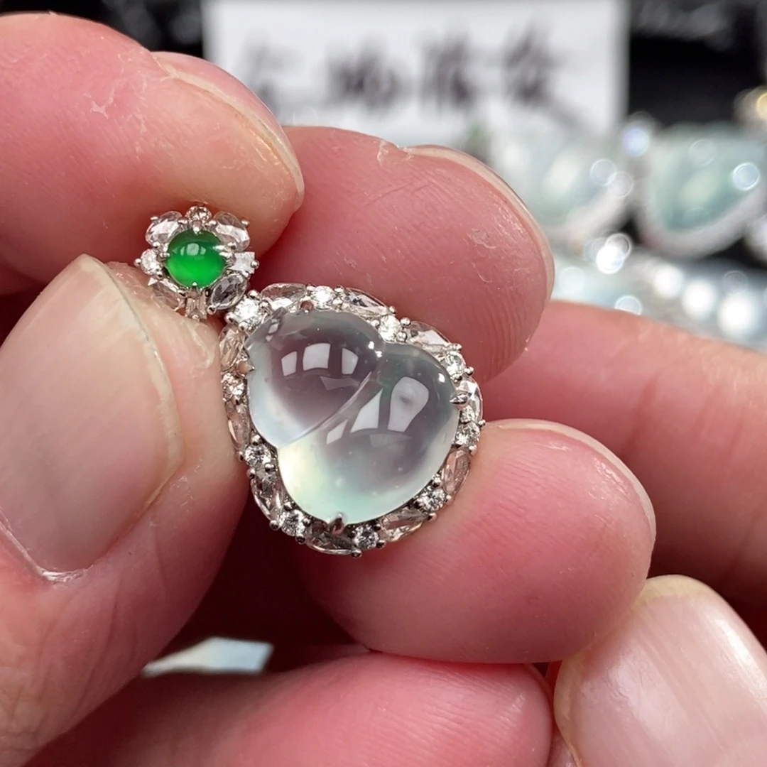 颈饰18K金镶嵌翡翠葫芦