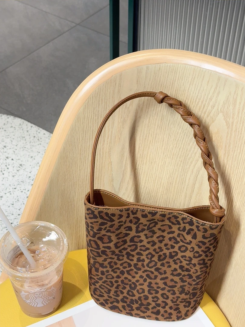 简约风斜挎式真皮磨砂豹纹韩式磁扣牛皮单肩包腋下网红简约时尚