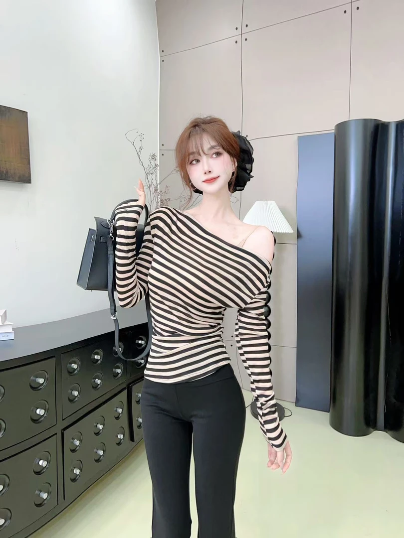 《春日织语》气质复古一字肩长袖条纹慵懒风宽松显瘦上衣