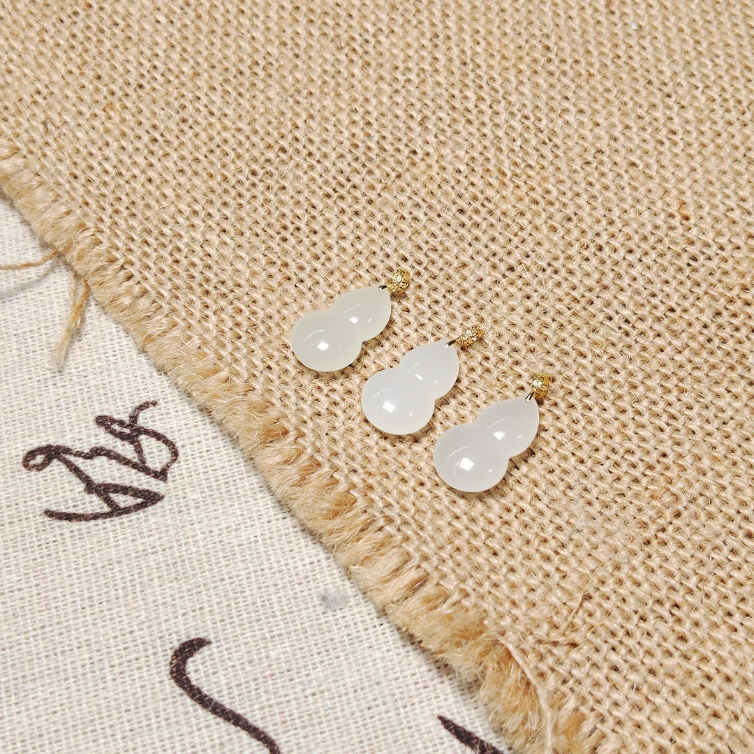 18K金镶和田玉葫芦吊坠多样性发一