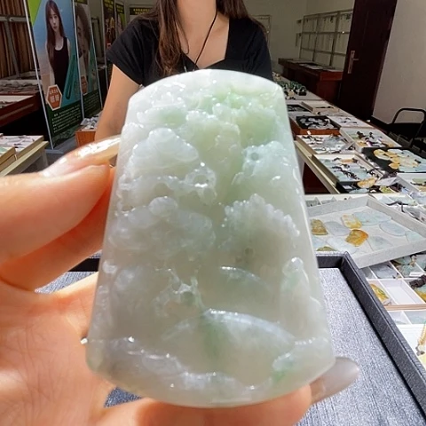 翡翠未镶嵌颈饰一个
