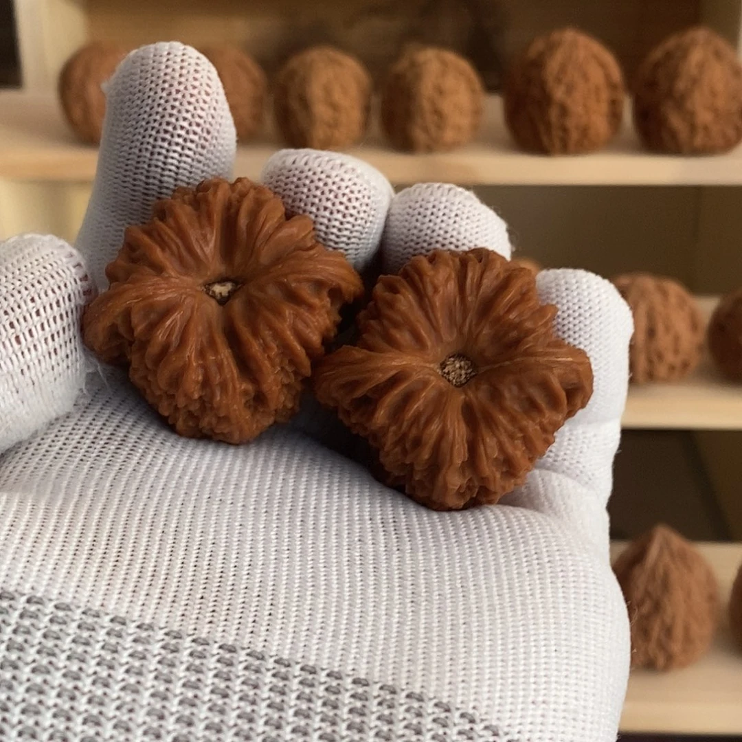 文玩核桃吊坠39尺深凹底南将石，全品