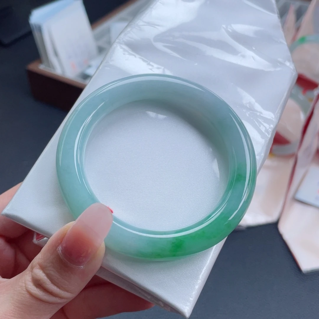 未镶嵌手镯翡翠55.0果绿飘渐变阳绿 花小钱办大事49号