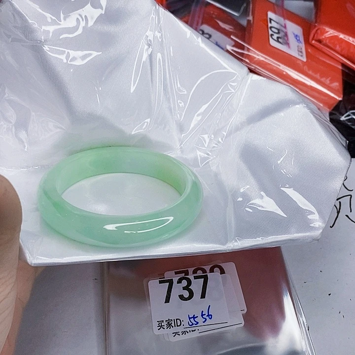 翡翠未镶嵌手镯一图一物实物为准（微瑕处理）