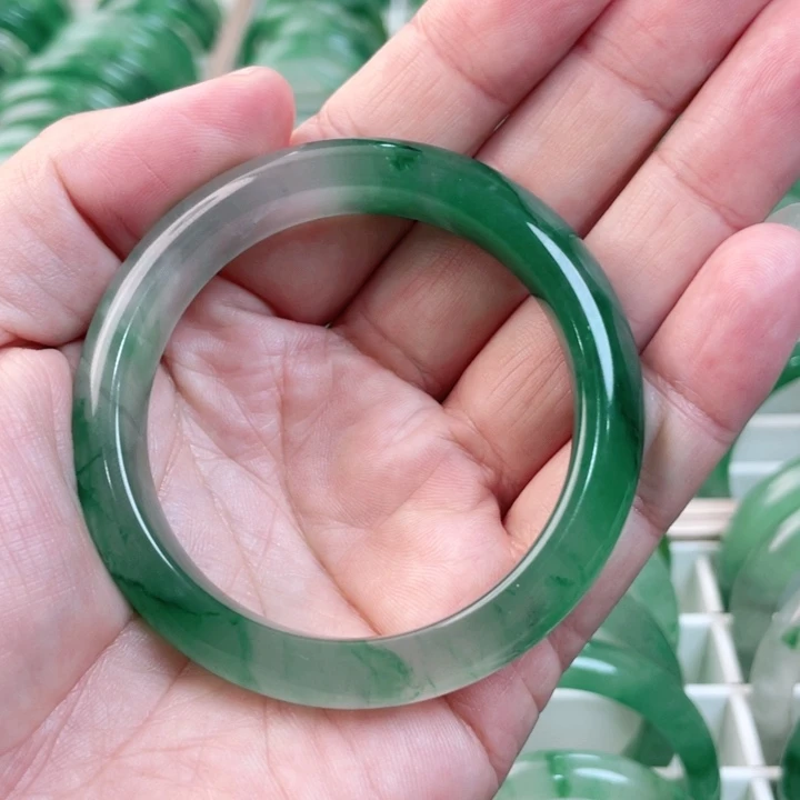 石英质玉（非洲翠）手镯未镶嵌