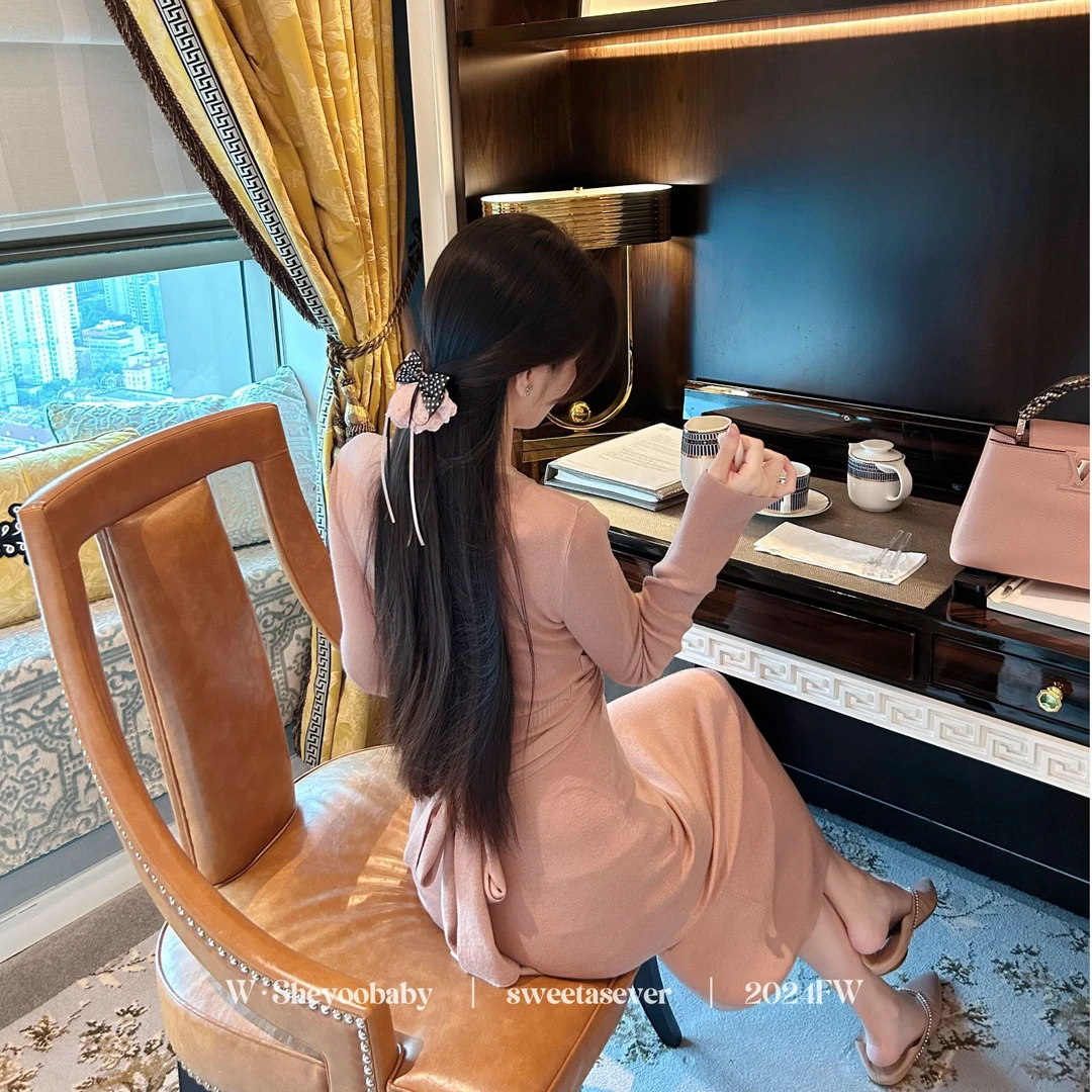 小姨妈yoobaby 粉豆蔻一片式后腰镂空系带长袖连衣裙