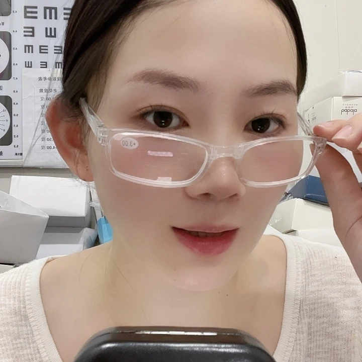 便携老花镜300折叠的白色