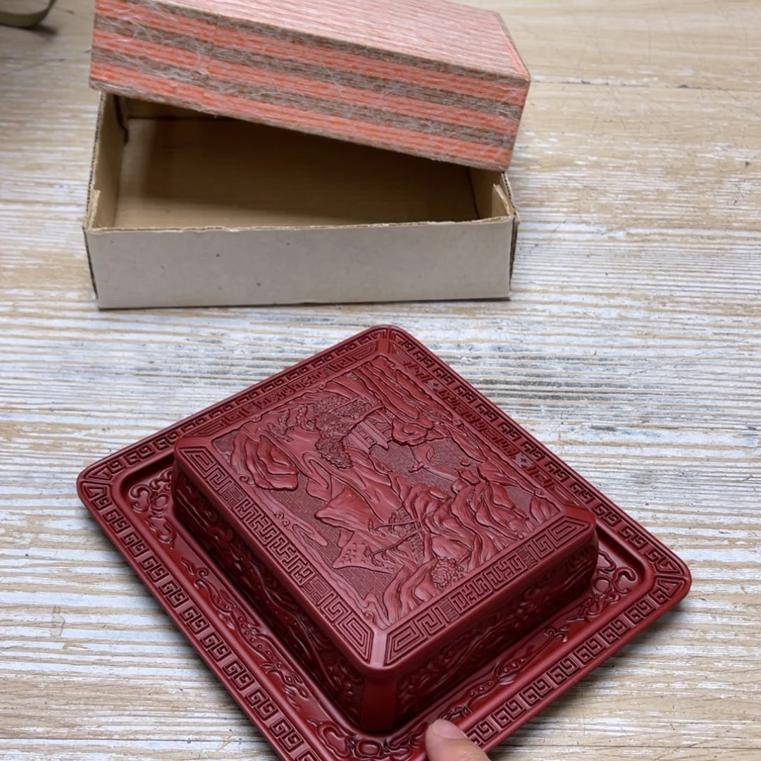 瓷片密密麻麻地排列着一个