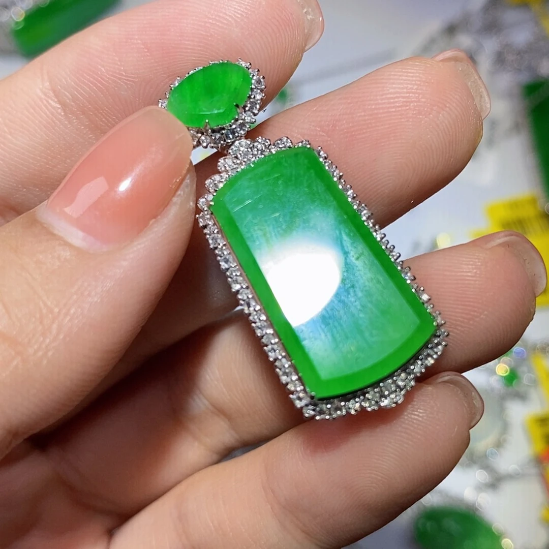 【闪购商品】翡翠颈饰18K金镶嵌繁**妆吊坠