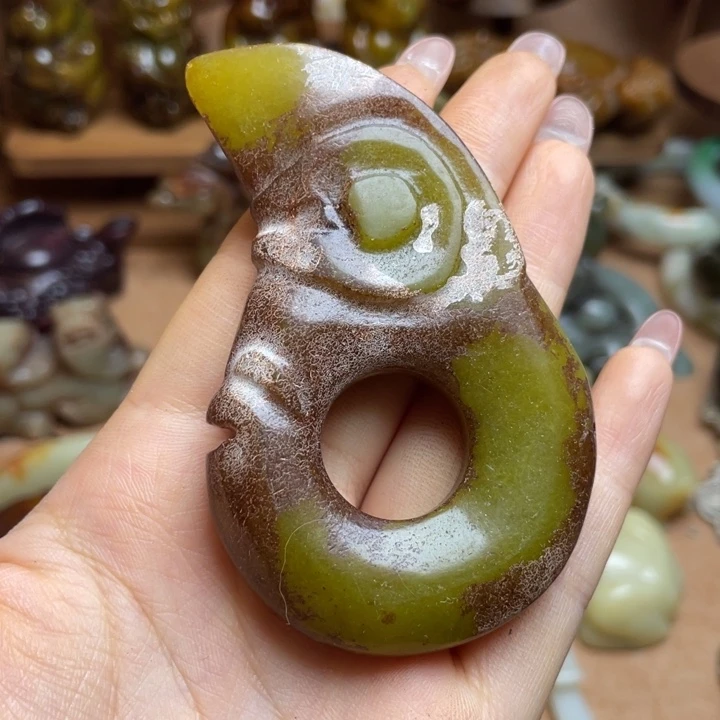 蛇纹石玉未镶嵌颈饰