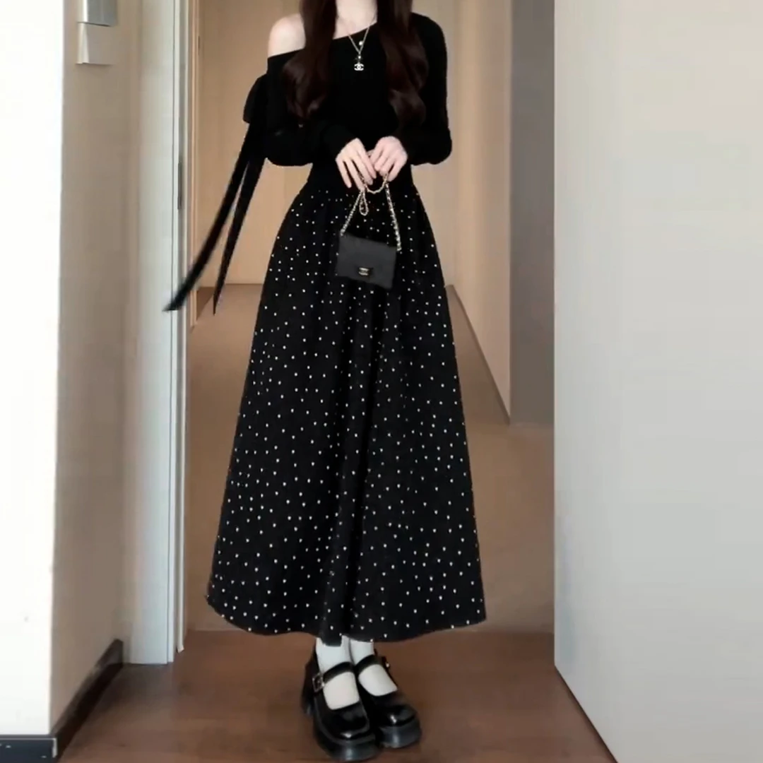 赫本风黑色波点斜肩长袖连衣裙女夏季2025新款设计感收腰显瘦长裙