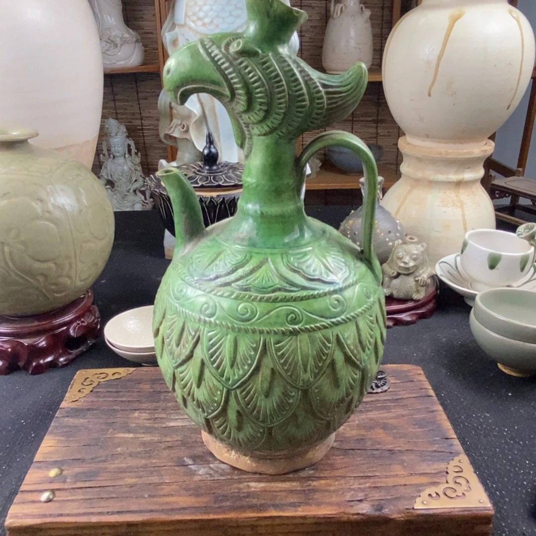 杯三彩的一个鹰首壶