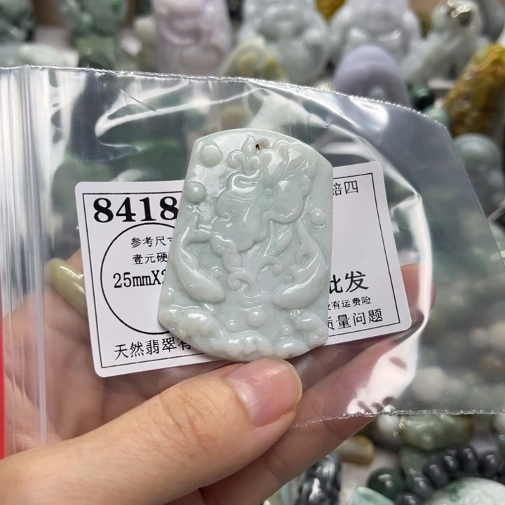 翡翠未镶嵌颈饰8418瑕疵