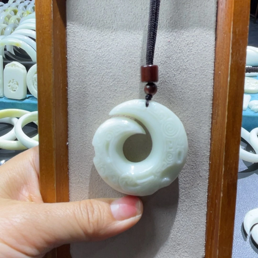 蓝田玉（蛇纹石化大理石玉）颈饰未镶嵌子**圣