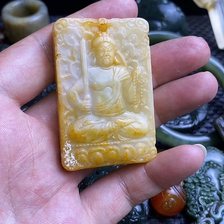 透闪石质玉未镶嵌颈饰