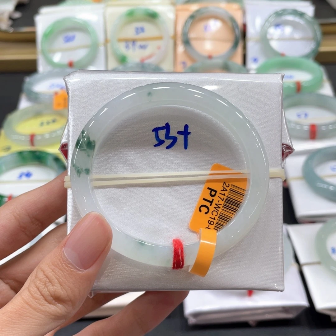 翡翠手镯未镶嵌翡翠手镯