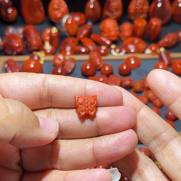 李***）南红玛瑙未镶嵌配饰蝴蝶