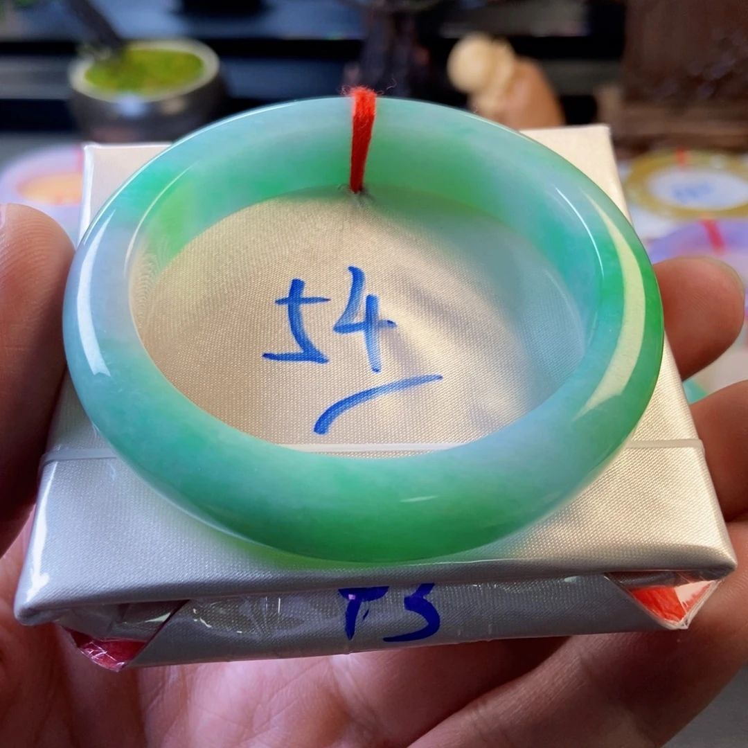 翡翠未镶嵌手镯23、绿正圈