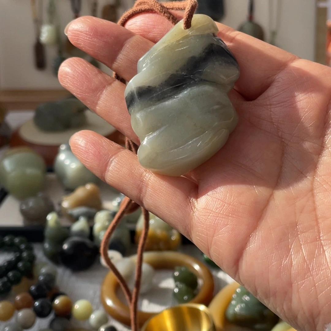 和田玉未镶嵌颈饰青花随型