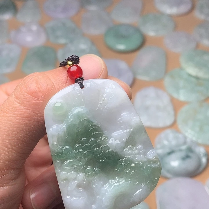 翡翠未镶嵌颈饰山水
