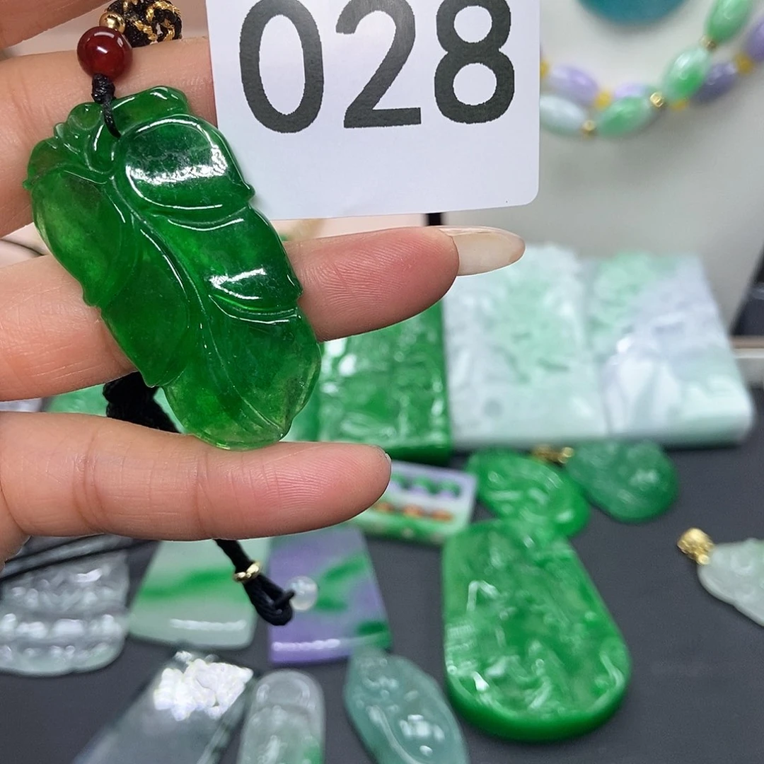 翡翠吊坠(赠链)未镶嵌