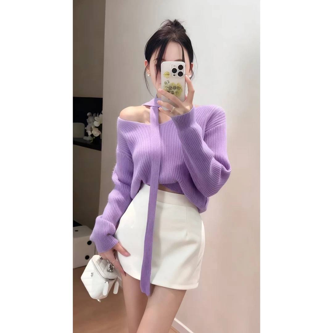 秋冬时尚韩版松弛感穿搭紫色露肩宽松针织毛衣+白色高腰包臀裙女